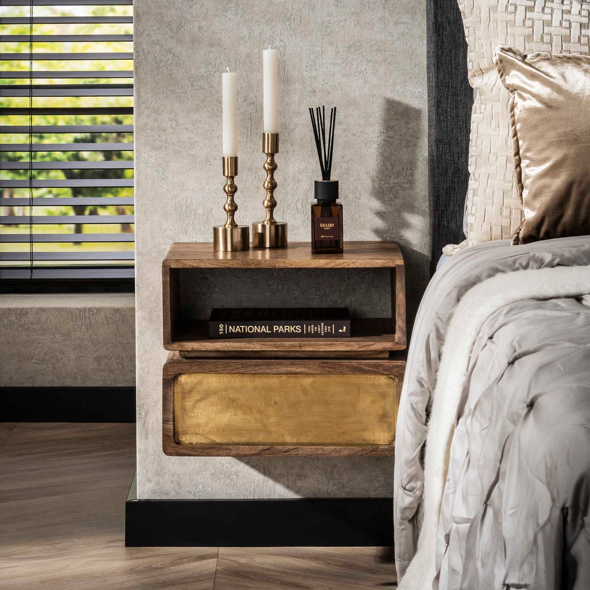 Solano Nachtkastje 1 lade Mangohout Zand met brass knop