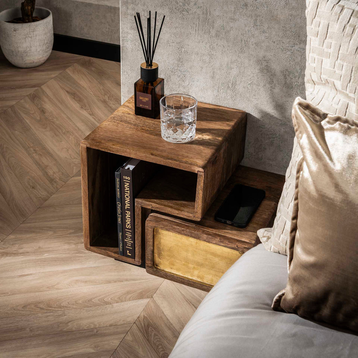 Solano Set van 2 Nachtkastjes Massief Mango Zand Brass