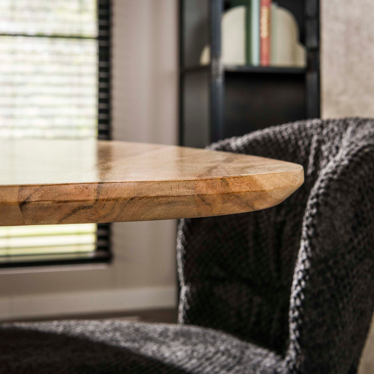 Driehoekige eettafel van massief acaciahout 135 cm