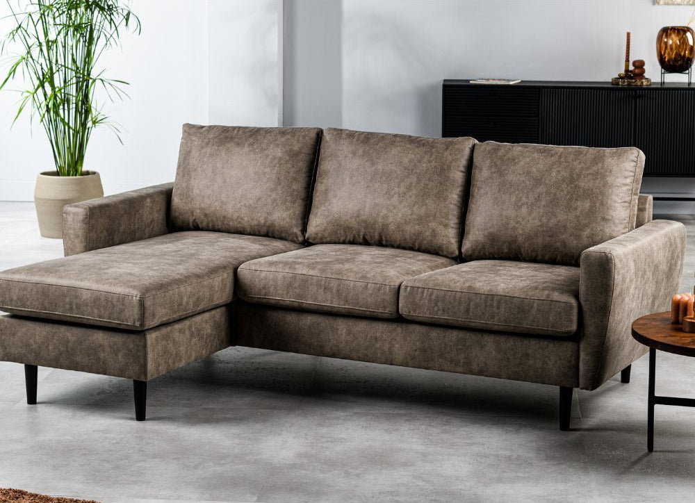 Bank Lara DH Interior Taupe Stof Sfeerfoto schuin vooraanzicht