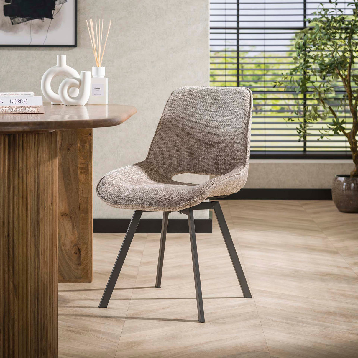 Moderne Eetkamerstoel Riviera Rich Zand Draaibaar Zonder Armleuningen