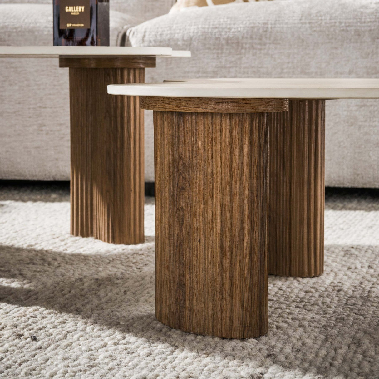 Set van 2 organische salontafels Cruz - keramiek Travertin eikenhout-look ribbel