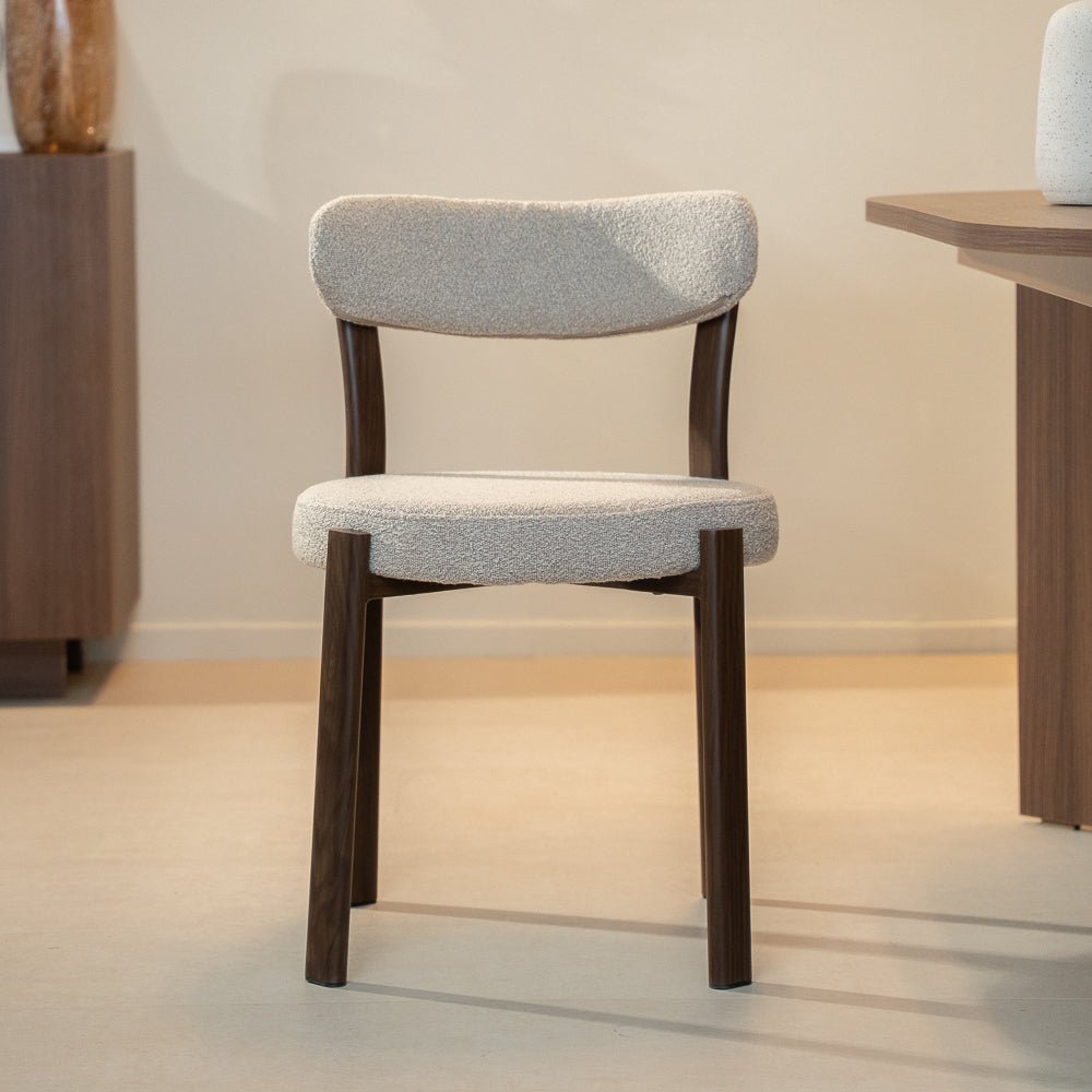 Eetkamerstoelen-Eetkamerstoel bouclé zandkleur Aiko - walnootlook frame - Japandi-Dimehouse