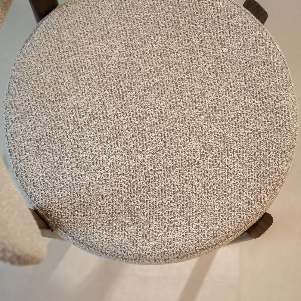 Eetkamerstoelen-Eetkamerstoel bouclé zandkleur Aiko - walnootlook frame - Japandi-Dimehouse