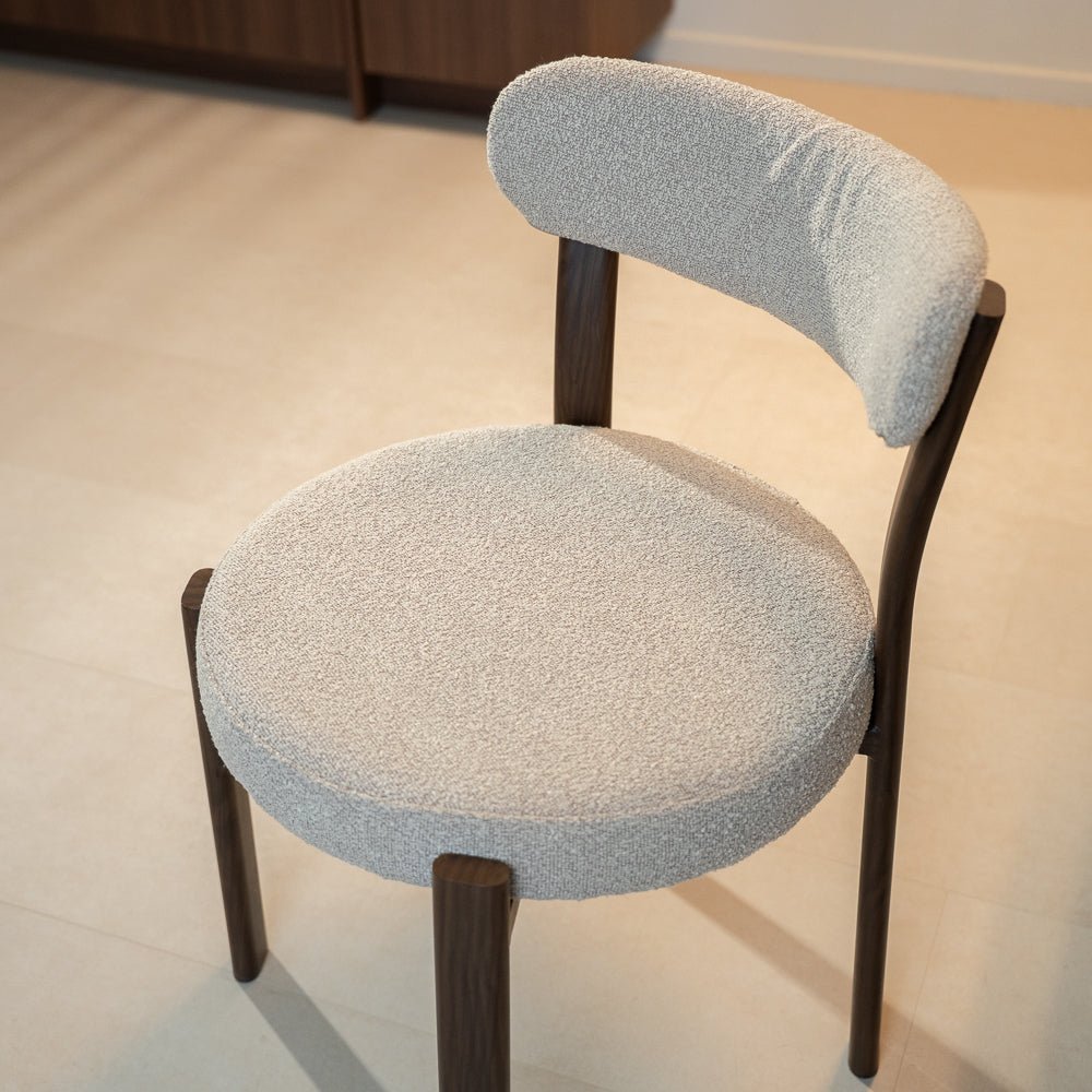 Eetkamerstoelen-Eetkamerstoel bouclé zandkleur Aiko - walnootlook frame - Japandi-Dimehouse