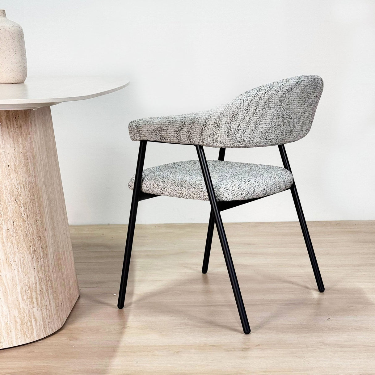 Complete Meubelset: Lea Eettafel Sintered Stone Marmerlook Travertine - Eiken Frame + 4x Lisa Eetkamerstoelen Bouclé Grijs