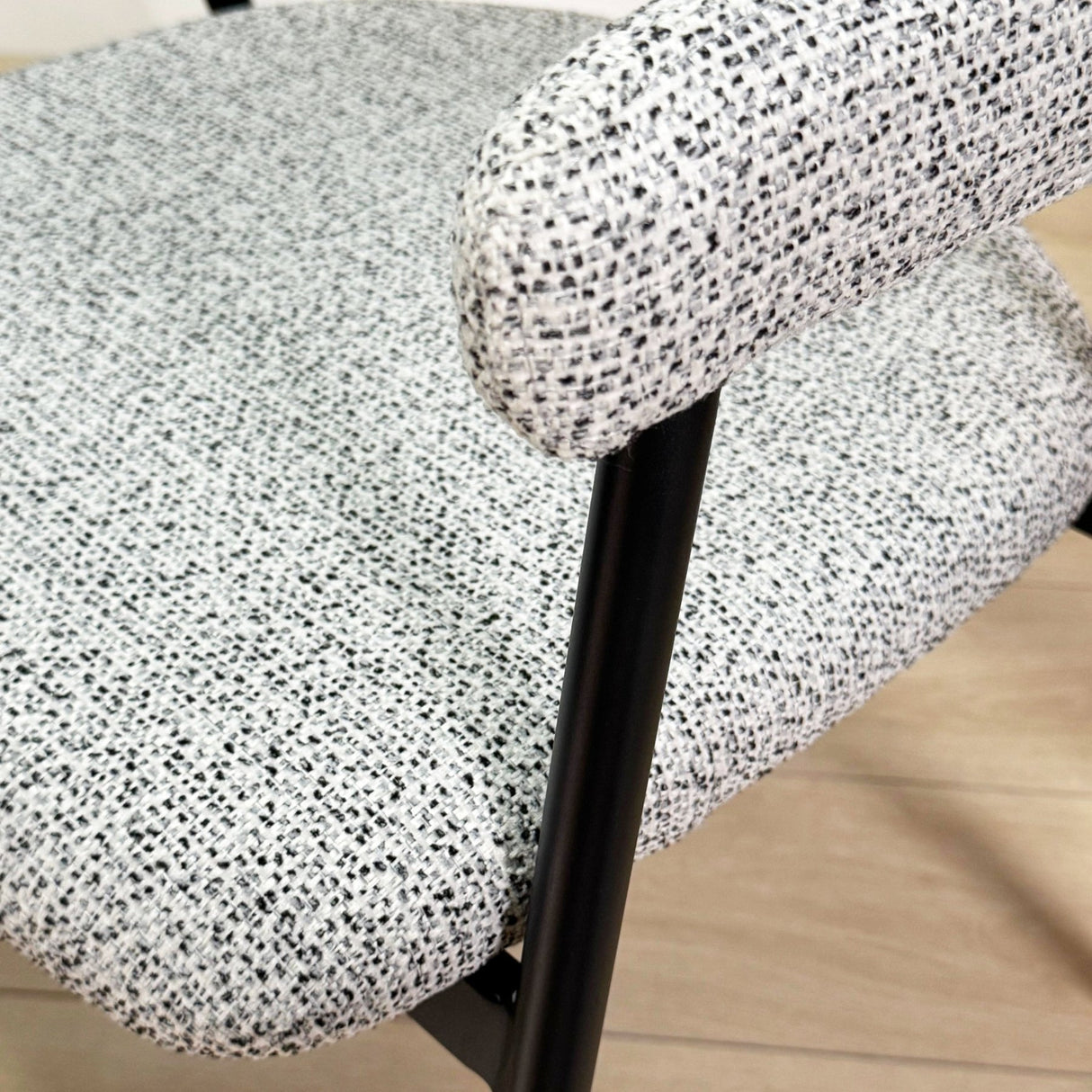 Complete Meubelset: Lea Eettafel Sintered Stone Marmerlook Travertine - Eiken Frame + 4x Lisa Eetkamerstoelen Bouclé Grijs