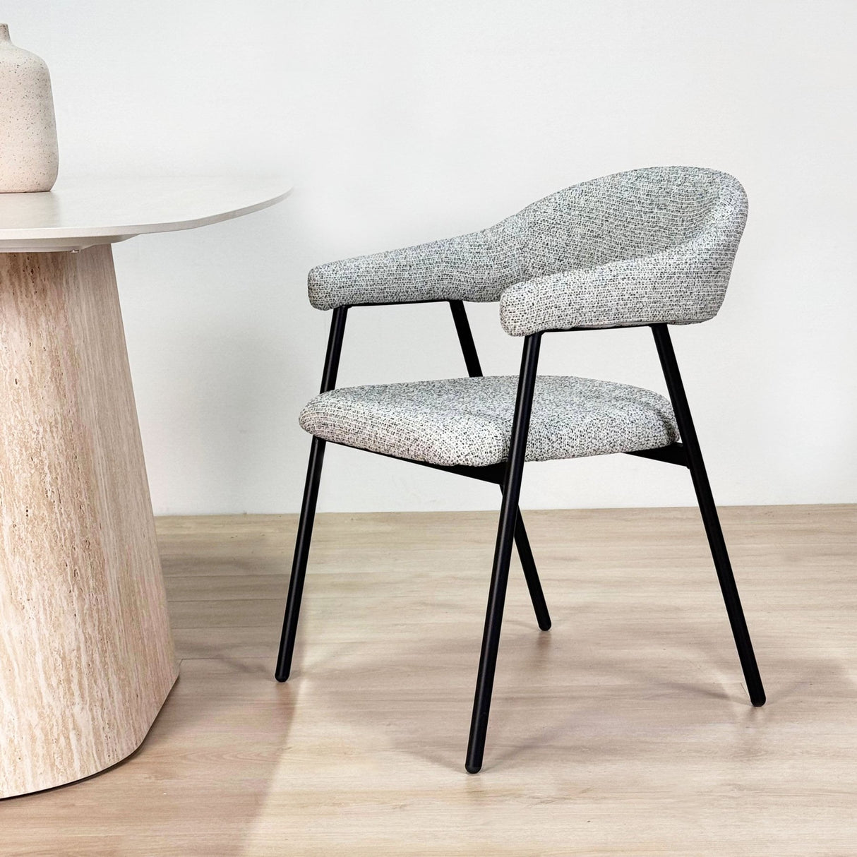 Complete Meubelset: Lea Eettafel Sintered Stone Marmerlook Travertine - Eiken Frame + 4x Lisa Eetkamerstoelen Bouclé Grijs