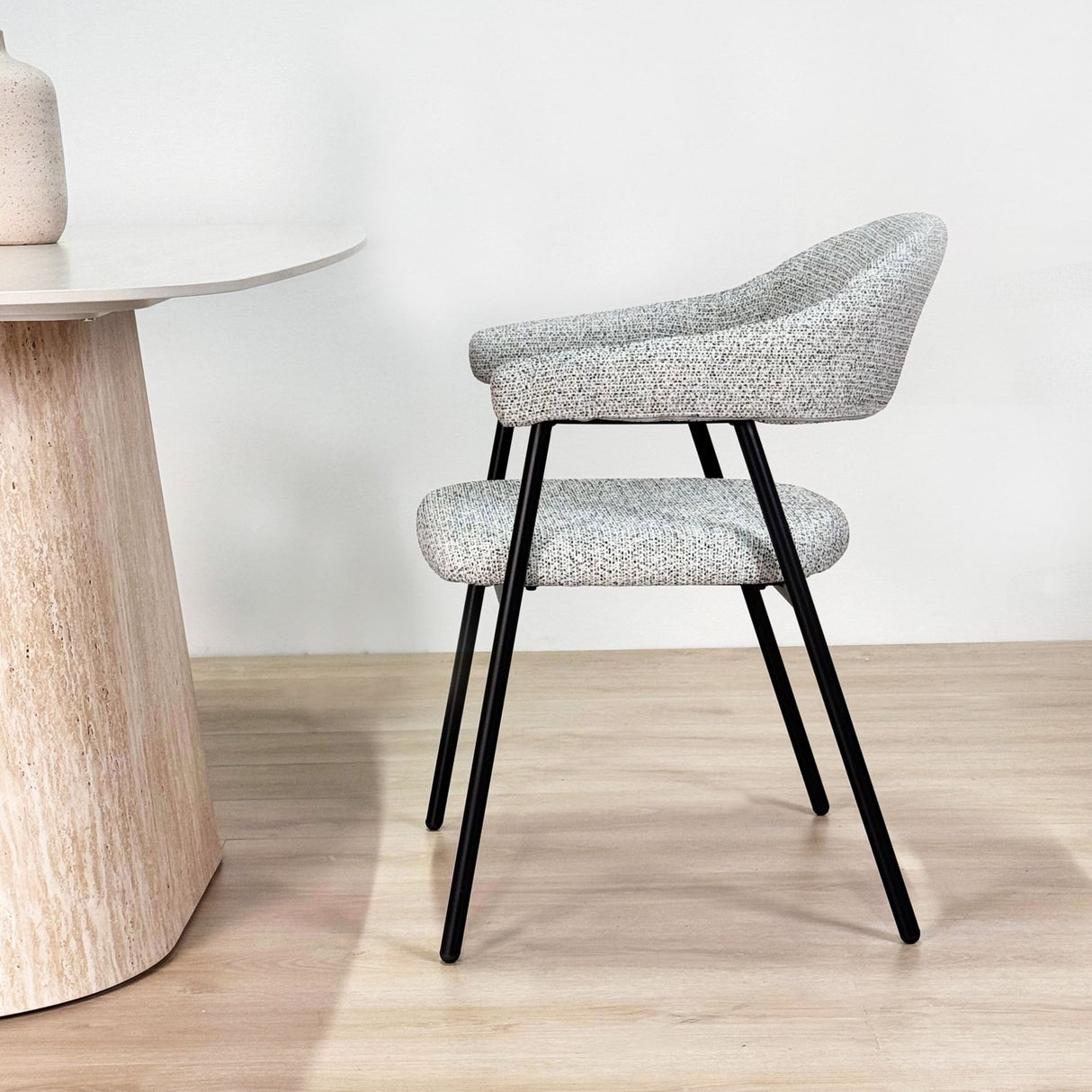 Complete Meubelset: Lea Eettafel Sintered Stone Marmerlook Travertine - Eiken Frame + 4x Lisa Eetkamerstoelen Bouclé Grijs