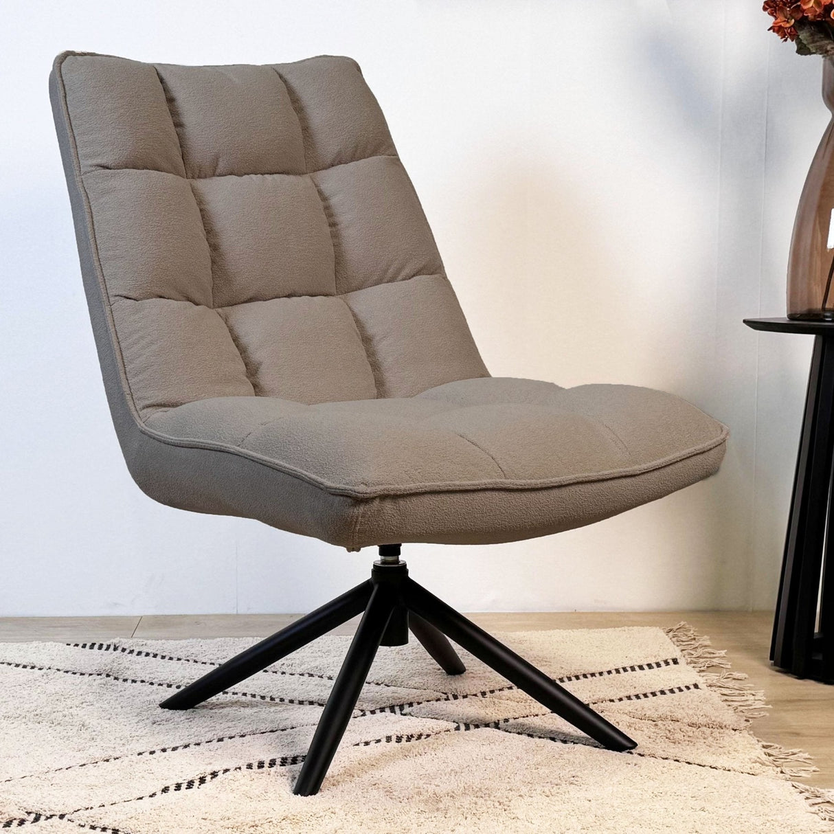 Scandinavische draaifauteuil taupe bouclé stof 360° draaibaar Yuki