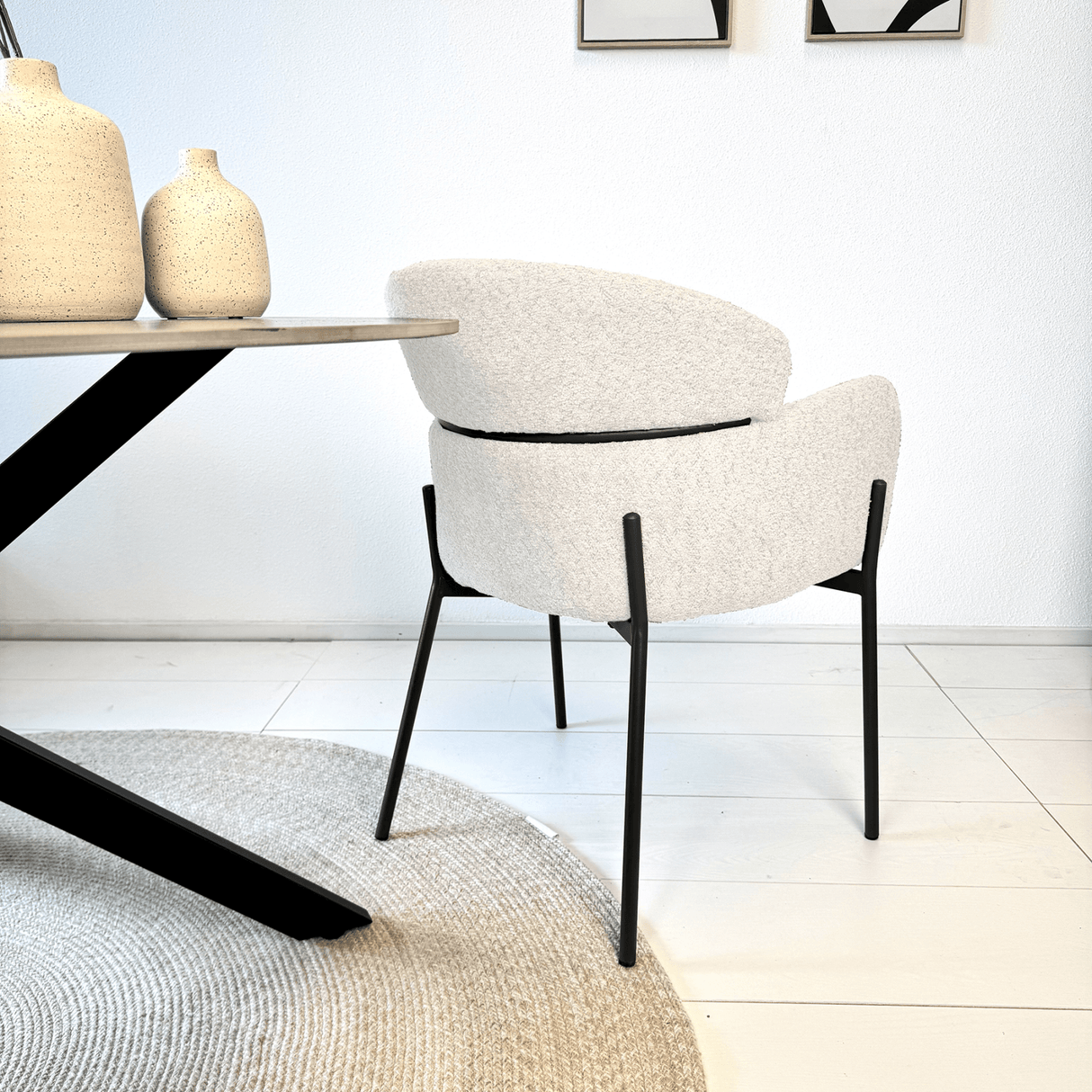 Eetkamerstoel Lola Bouclé stof Crème wit met ronde rug en arm