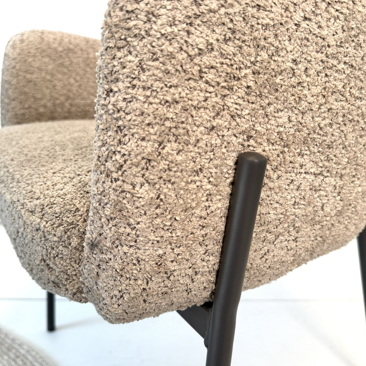 Eetkamerstoel Lola Bouclé stof Beige met ronde rug en arm