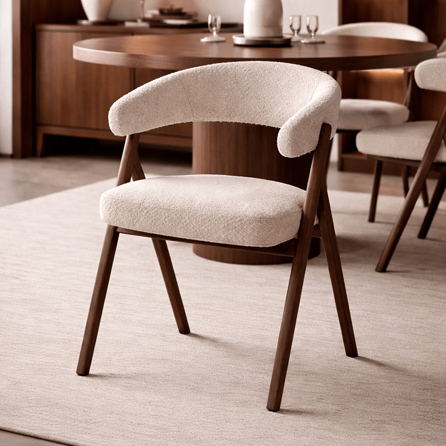 Eetkamerstoelen - Japandi eetkamerstoel zandkleur bouclé Miyu - walnoot frame - met armleuning - Dimehouse