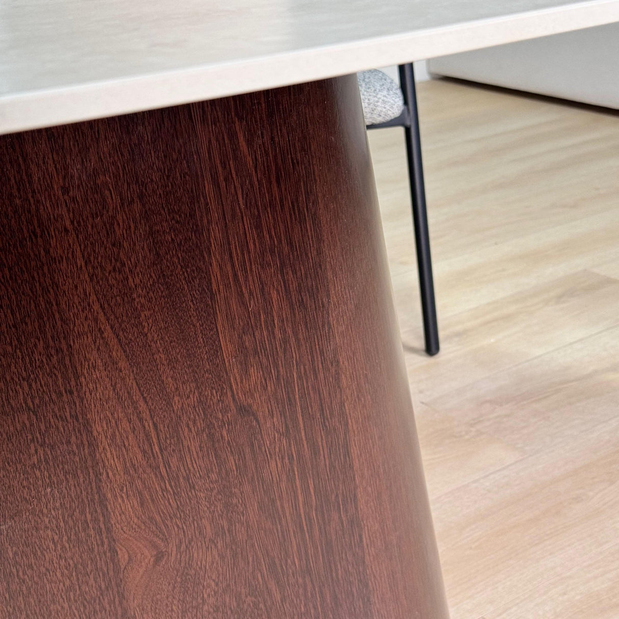 Complete Meubelset: Lea Eettafel Sintered Stone Marmerlook Travertine - Walnoot Frame + 4x Lisa Eetkamerstoelen Bouclé Grijs