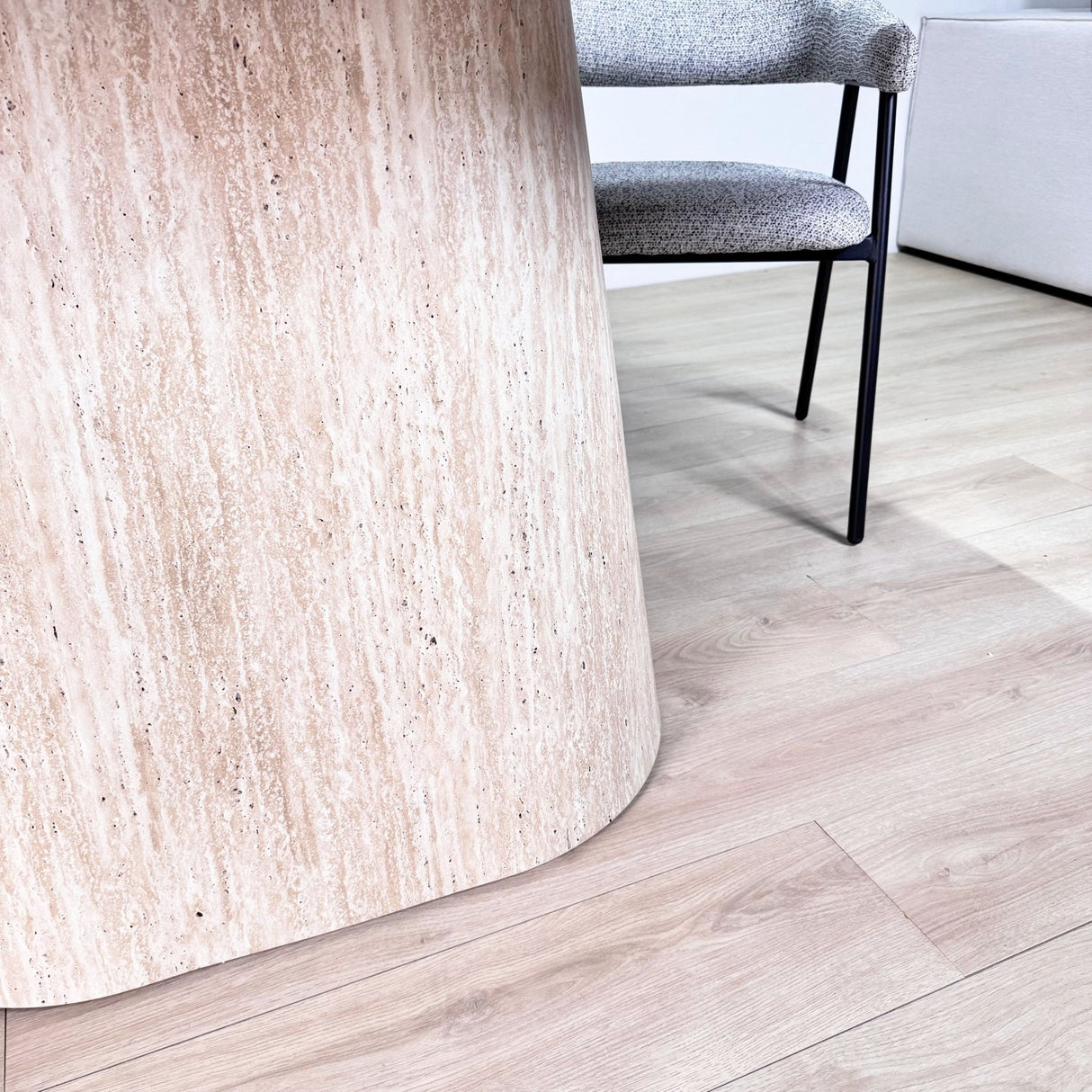 Complete Meubelset: Lea Eettafel Sintered Stone Marmerlook Travertine - Eiken Frame + 4x Lisa Eetkamerstoelen Bouclé Grijs