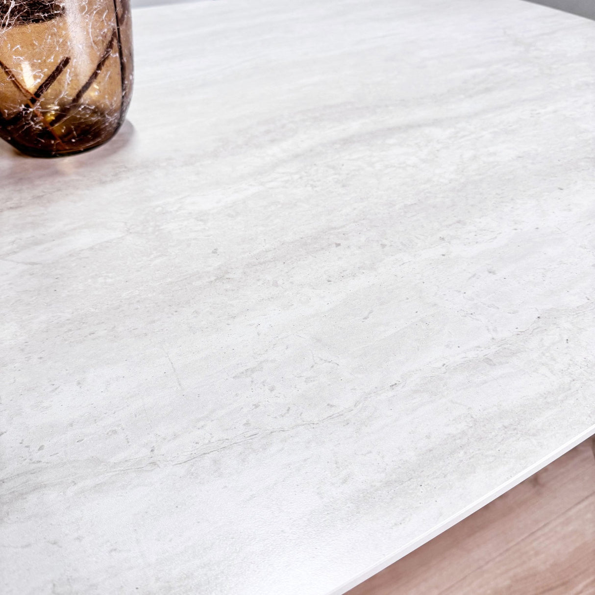 Complete Meubelset: Lea Eettafel Sintered Stone Marmerlook Travertine - Eiken Frame + 4x Lisa Eetkamerstoelen Bouclé Grijs