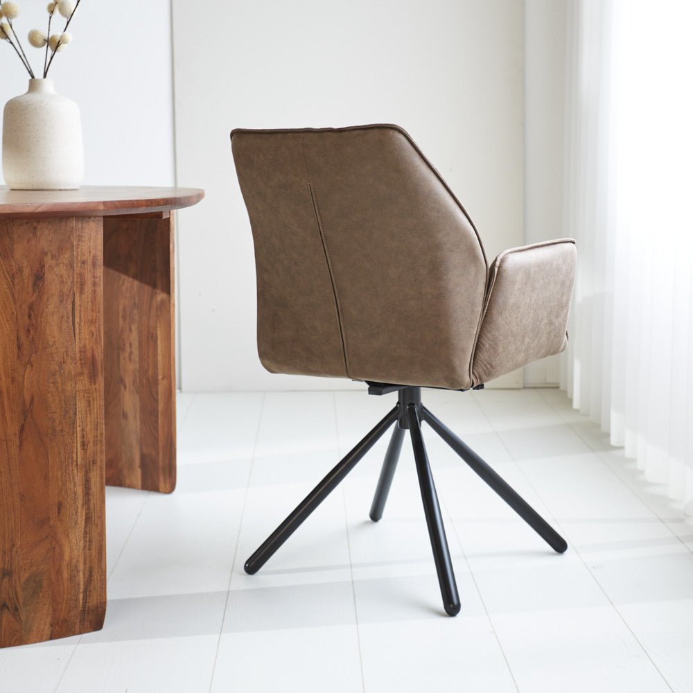 Eetkamerstoel Novan Microvezel Dimehouse Taupe LxBxH 71x64x56 Stof Sfeerfoto schuin achteraanzicht