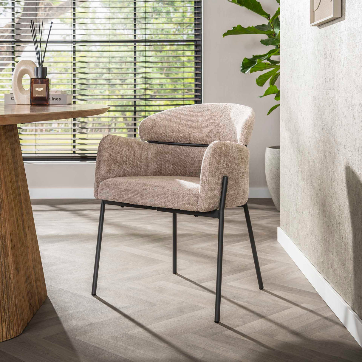 Eetkamerstoel Lola Bouclé stof Zandkleur met ronde rug en arm