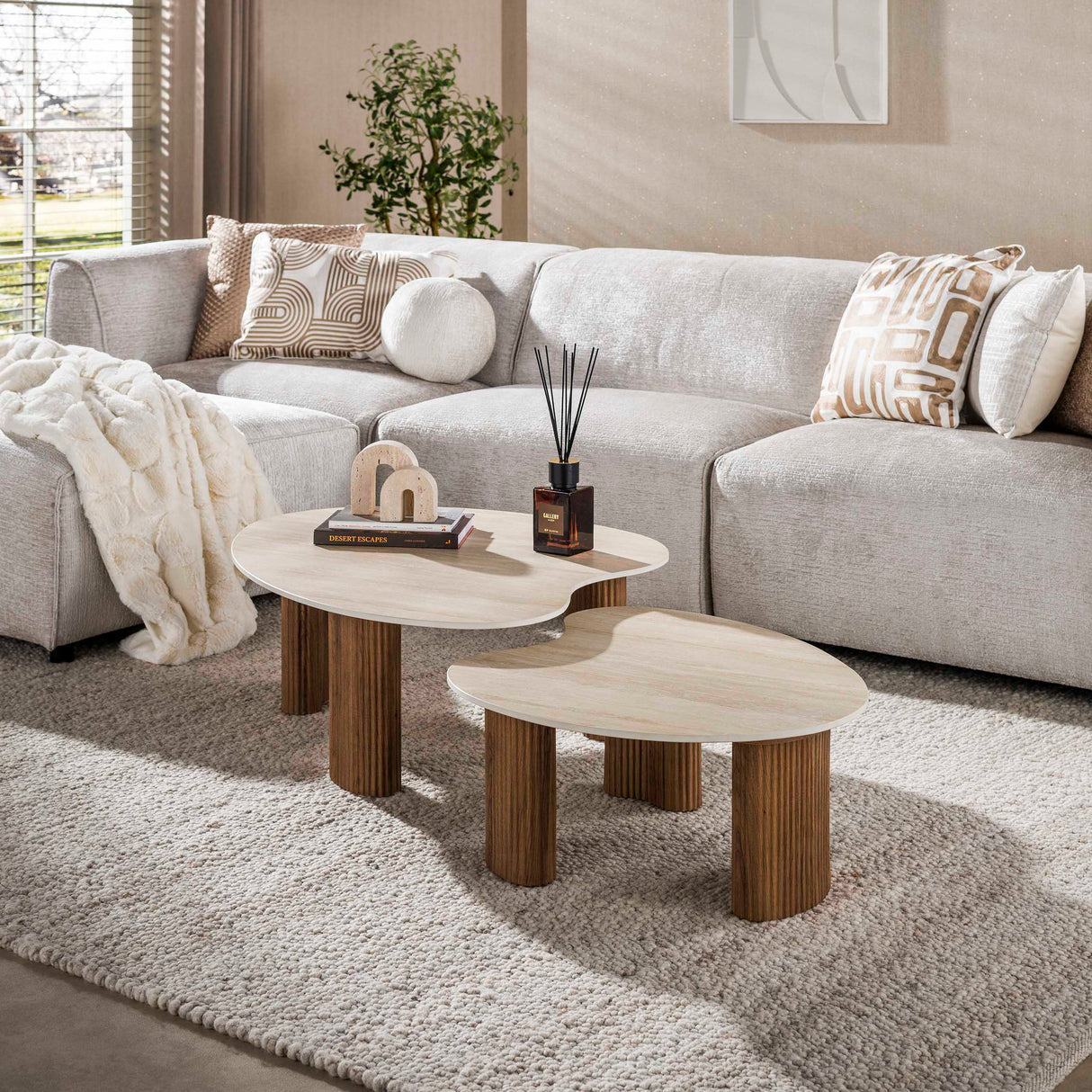 Set van 2 organische salontafels Cruz - keramiek Travertin eikenhout-look ribbel