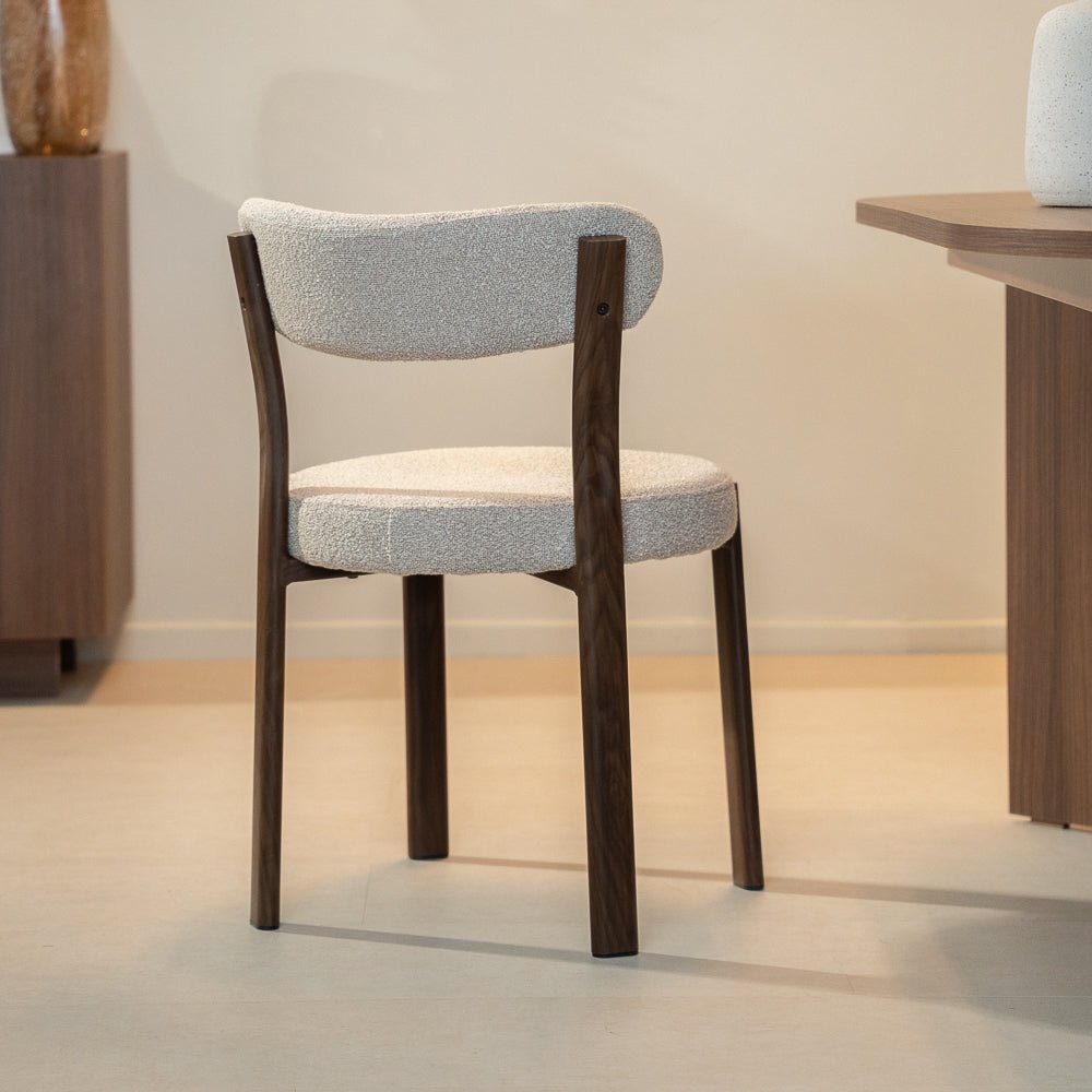 Eetkamerstoelen-Eetkamerstoel bouclé zandkleur Aiko - walnootlook frame - Japandi-Dimehouse