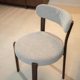 Eetkamerstoelen-Eetkamerstoel bouclé zandkleur Aiko - walnootlook frame - Japandi-Dimehouse