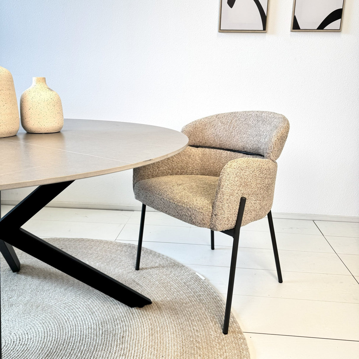 Eetkamerstoel Lola bouclé stof beige met ronde rug en arm