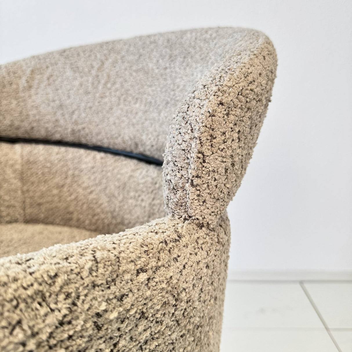 Eetkamerstoel Lola bouclé stof beige met ronde rug en arm