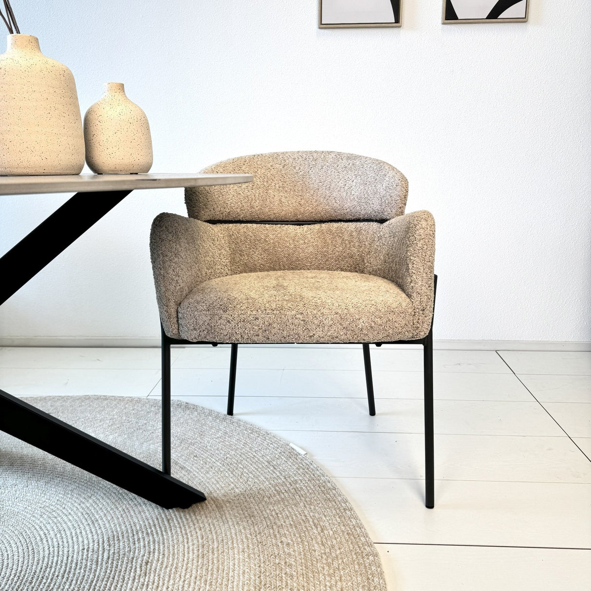 Eetkamerstoel Lola bouclé stof beige met ronde rug en arm