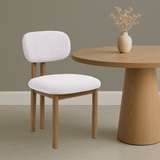 Japandi Eetkamerstoel Miyo Bouclé Ivoor - Eikenlook Frame