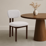 Japandi Eetkamerstoel Miyo Bouclé Ivoor - Walnootlook Frame