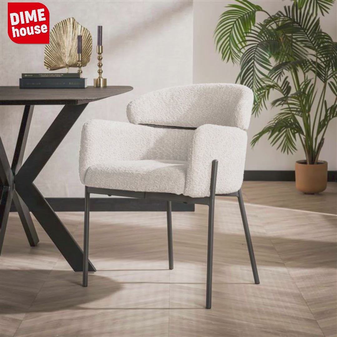 Eetkamerstoel Lola bouclé stof beige met ronde rug en arm