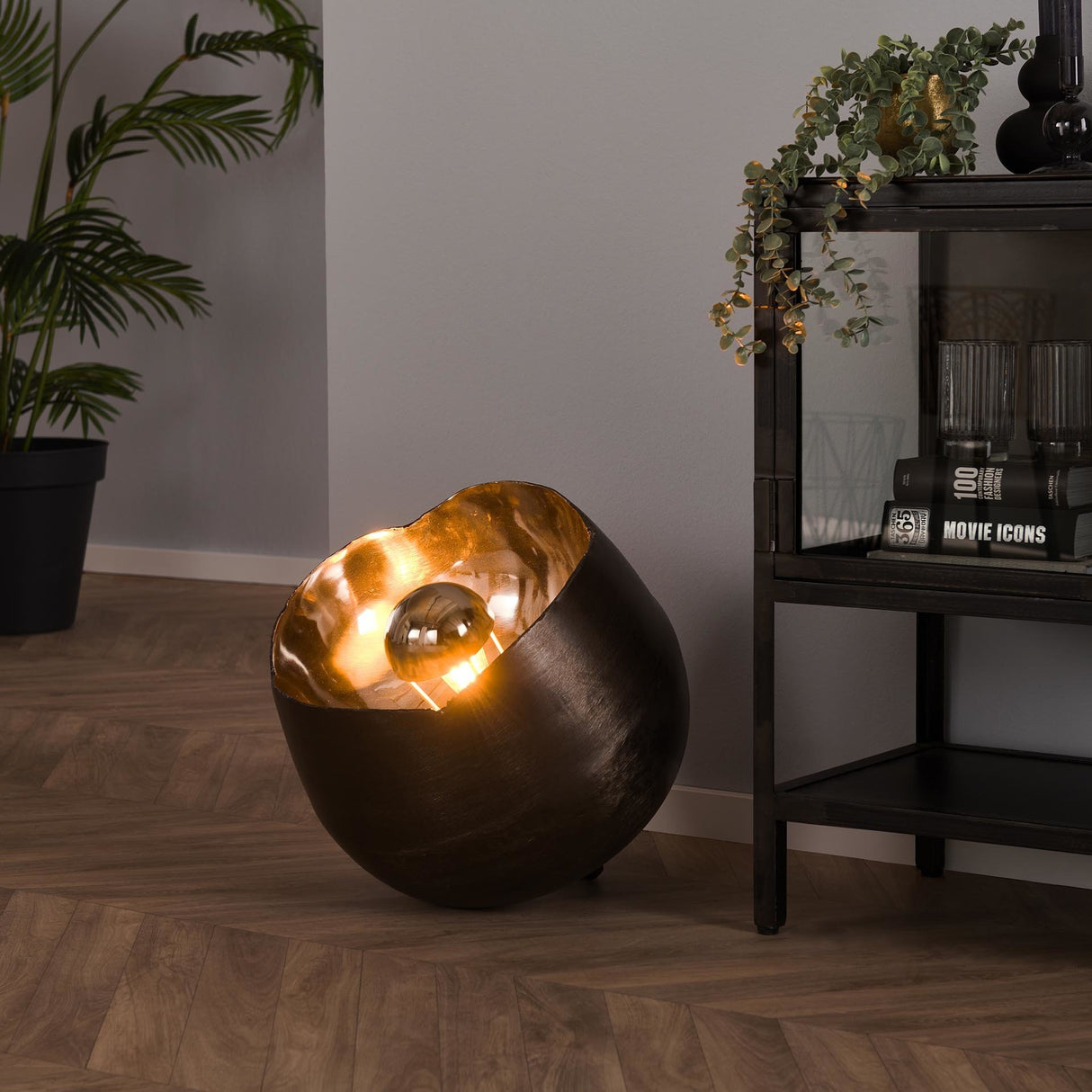 Tafellamp Jame DH Interior Zwart LxBxH 49x49x49 Nikkel Sfeerfoto schuin vooraanzicht